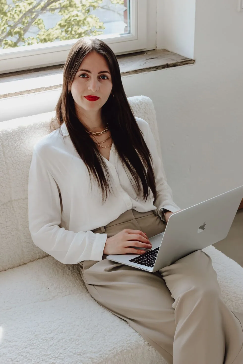 Chiara Bachmann am Laptop