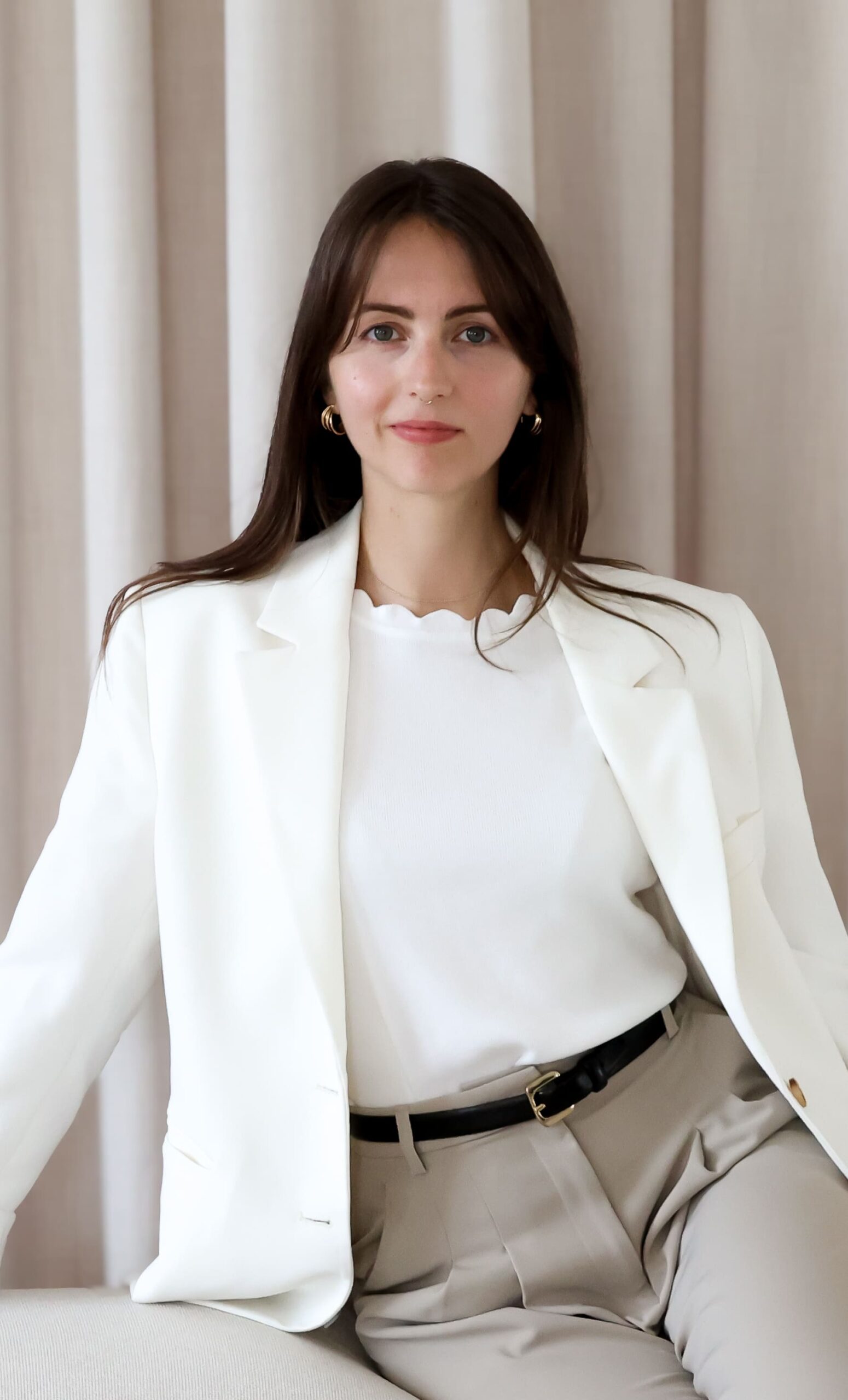 BD9A9656 Unternehmerin Chiara Bachmann im weißen Blazer